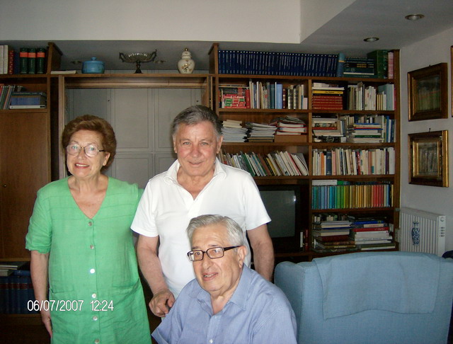 Riccardo di Giulio con la moglie Rita e Sebastiano Di Paolo, dietro è visibile la sua libreria